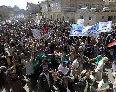 مظاهرات حاشدة بعدة مدن يمنية تطالب بمحاكمة صالح (رويترز)