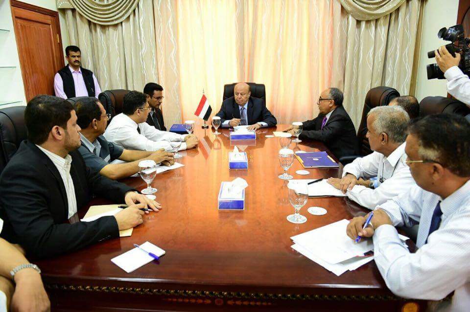 الرئيس هادي يعقد اجتماعاً بقيادات المصالح المالية والإيرادية