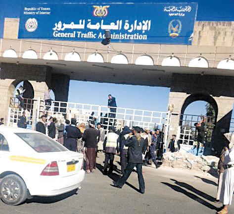 ضباط وجنود المرور بصنعاء ينجحون في توقيف العميد يحيى زاهر وعدد من المسئولين