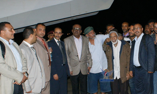 عودة طاقم السفينة اليمنية المختطفة منذ العام 2010م من قبل قراصنة صوماليين (مصور)