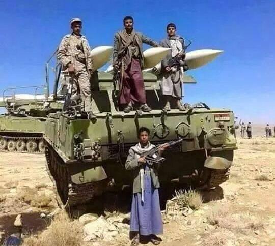 صورة نشرتها جماعة الحوثي لمسلحيها بجوار صواريخ تابعة للجيش اليمن