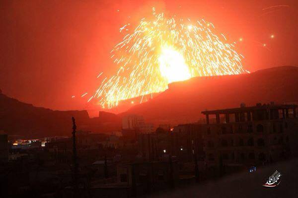 شاهد الصور الأولية للانفجارات التي هزت العاصمة صنعاء وألسنة النيران تشعل سماء العاصمة