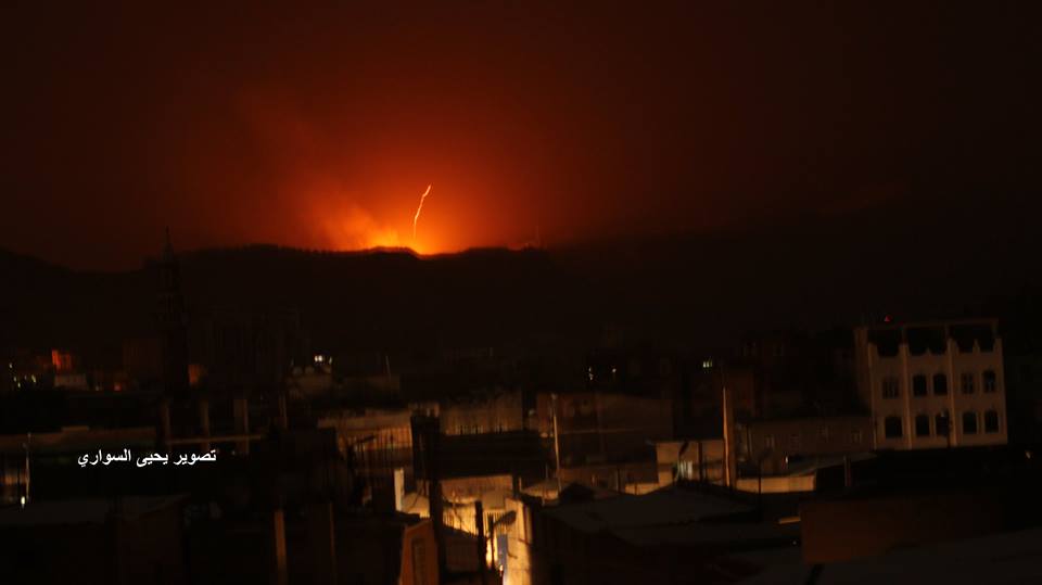 انفجارات عنيفة تهز العاصمة صنعاء وألسنة النيران تتصاعد بشكل كثيف
