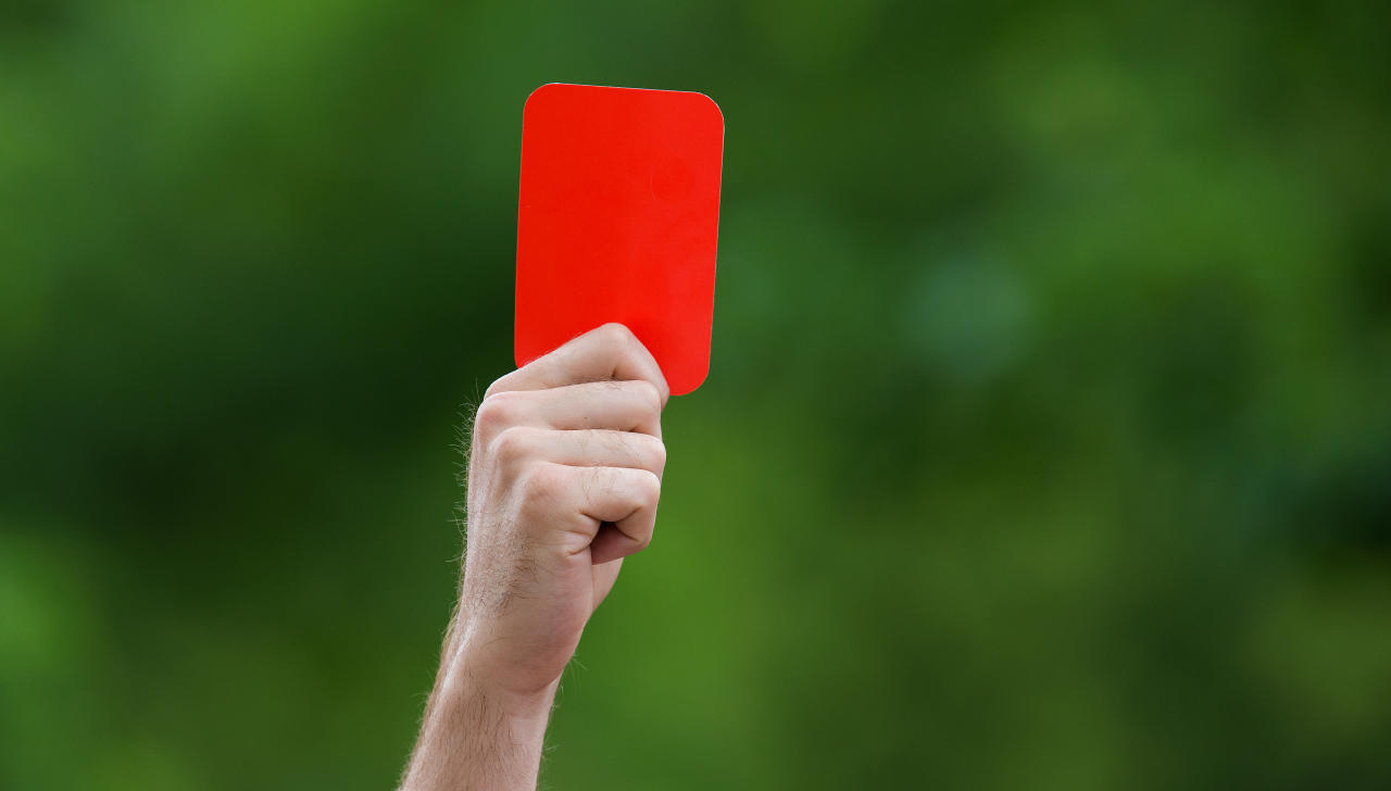 حكم تركي يشهر 15 بطاقة حمراء في مباراة واحدة