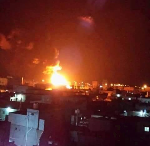 انفجارات وحرائق جراء قصف طائرات مجهولة لمعسكر الريان شرق المكلا