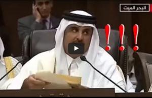 شاهد بالفيديو.. ردة فعل أمير قطر لحظة مغادرة السيسي للقاعة خلال كلمته بالقمة العربية!