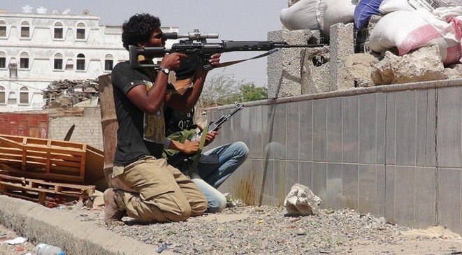 المقاومة الشعبية تفجر دبابة وآلية عسكرية تابعة للحوثيين بمدينة تعز