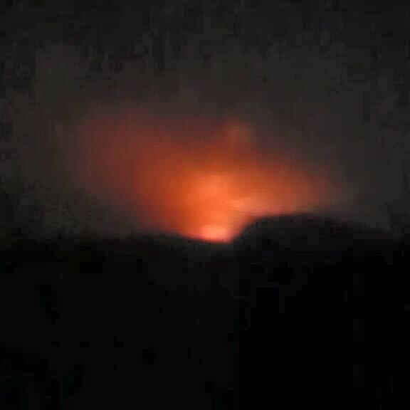 طيران التحالف يستهدف مبنى القوات الجوية شمال العاصمة صنعاء وانفج