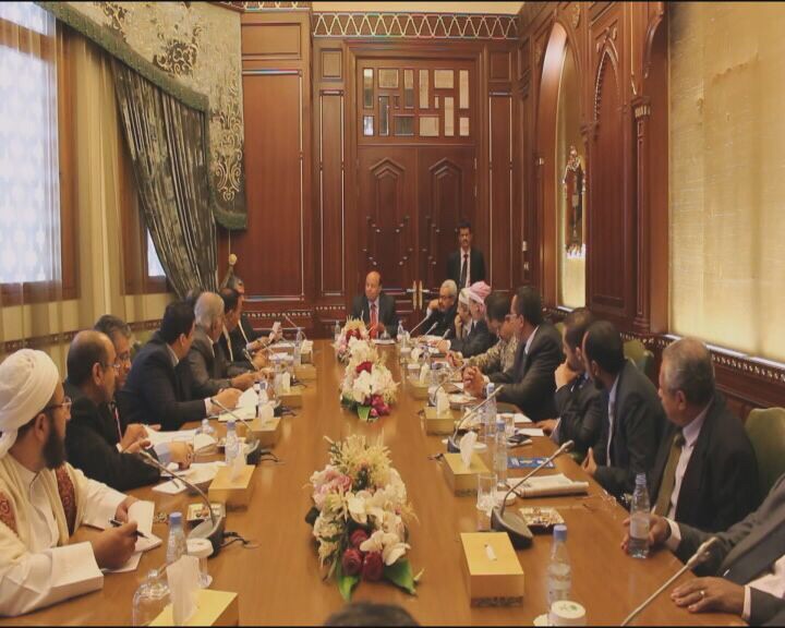 هادي يرأس اجتماعا للحكومة وقيادات الأحزاب ويؤكد على ضرورة تنفيذ قرار مجلس الأمن