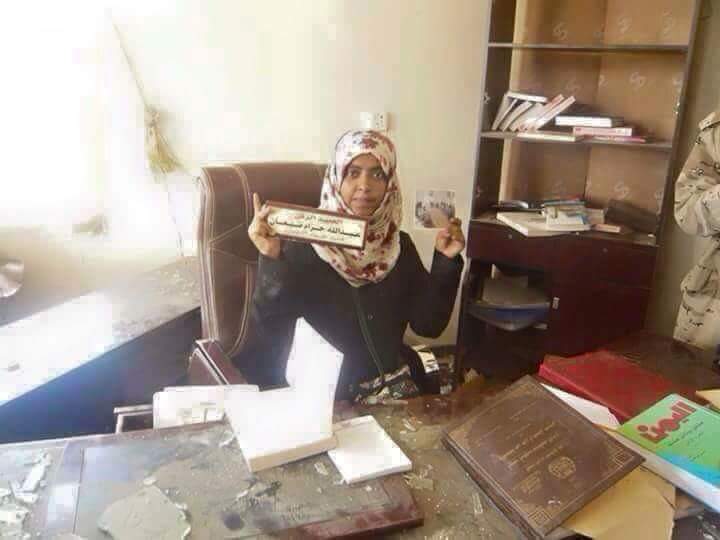 شاهد أول صورة لإمرأة من مكتب العميد عبدالله ضبعان