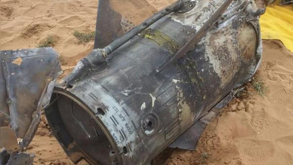 حطام صاروخ أسقطته الدفاعات السعودية في وقت سابق