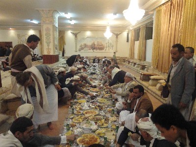رمضان اليمني: الصوم وحيدا مع الكبار.. الحوثيون يمنعون صلاة التراويح.. هادي يستعيد مسجد صالح