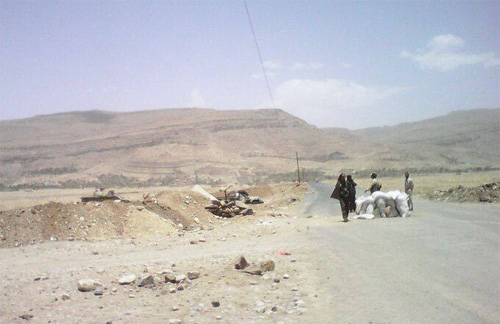 صورة لنفطة عسكرية في المدخل الغربي لمدينة عمران