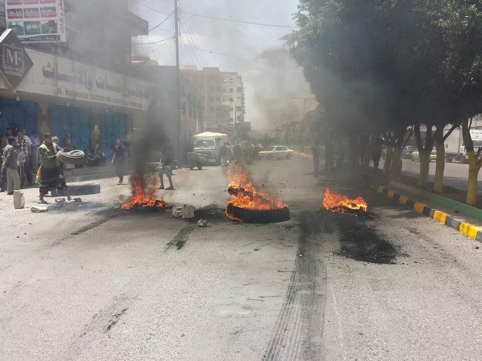 احتجاجات وقطع للشوارع في العاصمة صنعاء رداً على رفع الحكومة الدع