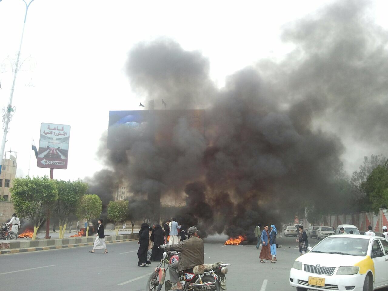احراق اطارات وقطع شوارع في العاصمة صنعاء من قبل محتجين اليوم الا
