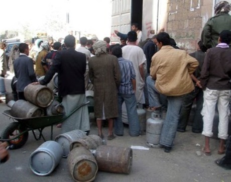 مواطنون أمام محل بيع اسطونات الغاز المنزلي بصنعاء (أرشيف)