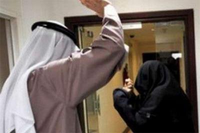 سعودي يضرب أمه ويتسبب لها بإصابات بالرأس وتويتر يستنكر
