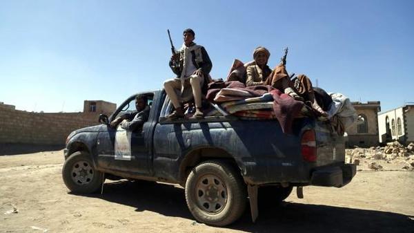 مليشيات الحوثي تعيش حالة من الذعر والخوف في صنعاء وسيارات بمكرفونات تجوب الشوارع