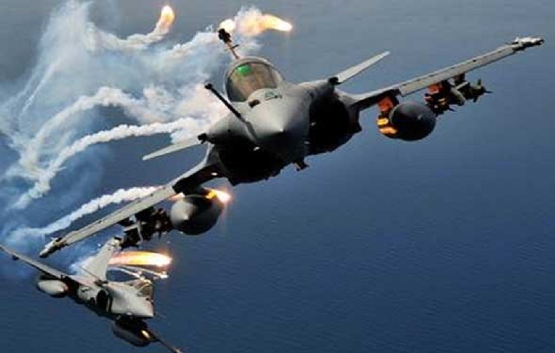 طيران التحالف يجدد غاراته على اللواء 25 ميكا ومواقع للحوثيين بمح