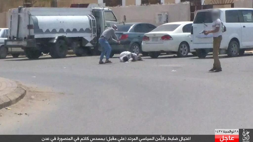 تنظيم «داعش» الإرهابي ينشر صور عملية اغتيال عقيد في الأمن السياسي بعدن (صور) 
