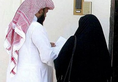 سعودي يطلّق زوجته بعدما أمسكت يده برومانسية 