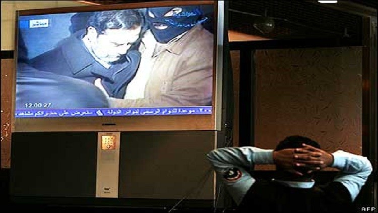 عراقي يشاهد لحظة اعدام الرئيس العراقي الراحل صدام حسين