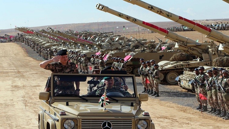 العاهل الأردني يستعرض القوات الأردنية على الحدود مع سوريا