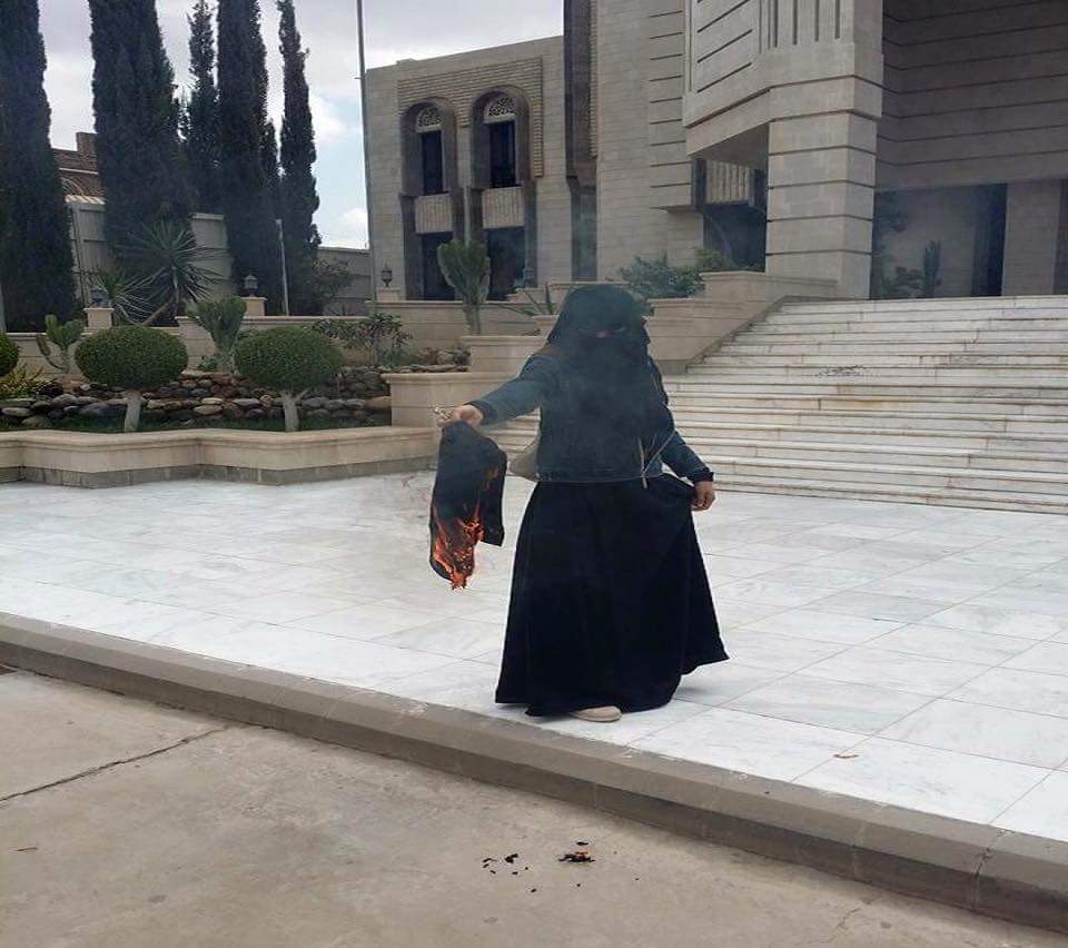 موظفة تحرق حجابها بساحة مجلس الوزراء بعد أن رفض الحوثيون إطلاق راتبها لإعالة طفليها