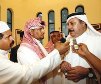 السفير السعودي بصنعاء ينفي شائعات ايقاف تأشيرات اليمنيين للدخول للسعودية ويؤكد...