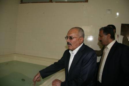 علي عبدالله صالح يظهر مجدداً في وسائل الإعلام بزيارة لأحد حمامات صنعاء (صور)