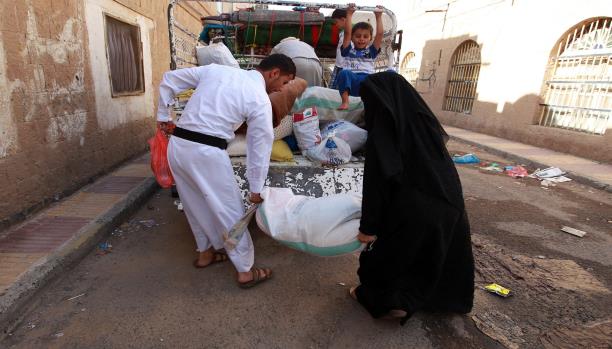 يمنيون ينزحون عن صنعاء