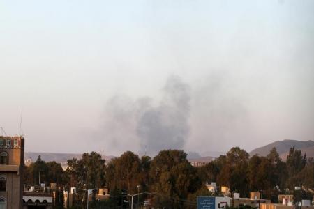 دخان يتصاعد عقب غارة جوية قرب صنعاء يوم الإثنين - رويترز