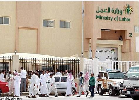 قرار صادم من وزارة العمل السعودية ضد المقمين العاملين وتهديد بالترحيل.. لهذه الإسباب