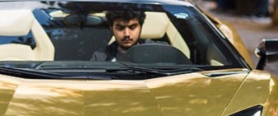 السعودي الذي خطف أنظار العالم بأسطول سياراته الذهبية.. هكذا يعيش حياته