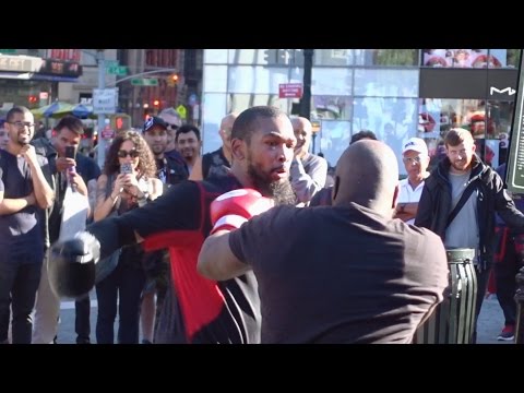مصارع أمريكي يتحدى المارة في واشنطن وشاب يمني يبرز لمصارعته (فيديو)