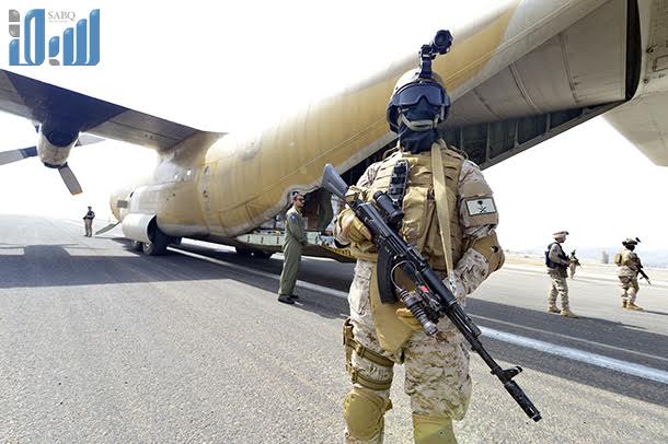 بالصور: وصول طائرة إغاثة سعودية محملة بأطنان من المساعدات إلى مطار عدن