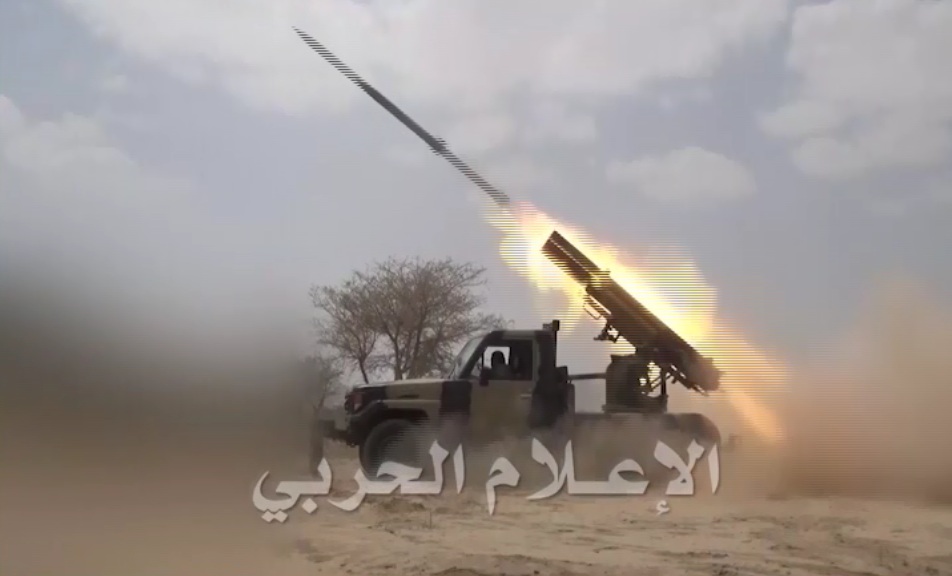 صورة من الاعلام الحربي لجماعة الحوثي لحظة اطلاق صواريخ بإتجاه ال