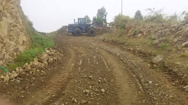 حراثات المقاومة الشعبية تعيد فتح الطريق الرئيسي إلى الصراري بعد إغلاقه من قبل الحوثيين ( صور )