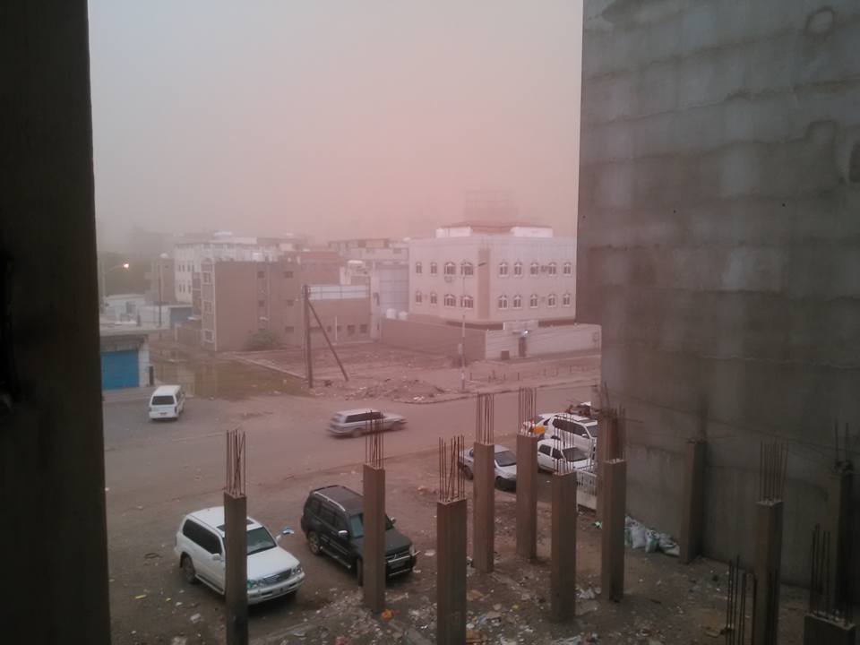 شاهد بالصور.. موجة غبار كثيفة تغطي مدينة عدن