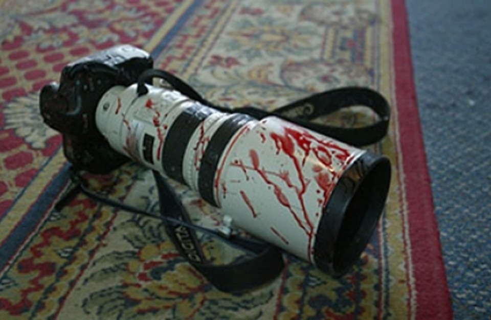 في تقريرها النصفي .. نقابة الصحفيين اليمنيين ترصد 100 حالة انتهاك ضمن الحرب الشرسة على الصحافة