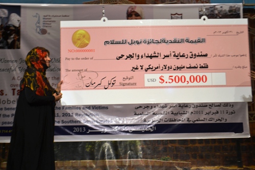 توكل كرمان تسلم مبلغ جائزتها (تصوير: علي ابراهيم الموشكي)