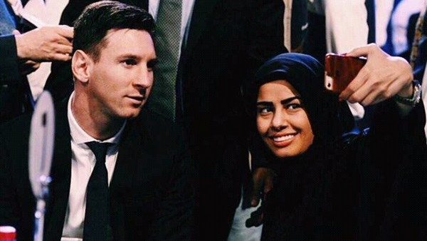 يمنية تلتقط «سيلفي» مع ميسي في دبي (صورة)