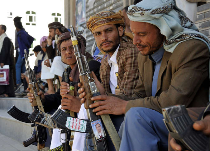 الحوثيون يوزعون
