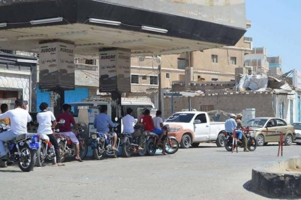 الحوثيون يحددون سعراً رسمياً للبنزين والديزل بعد إعلان نفاد الوقود