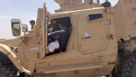 شاهد.. الحوثي يتجول بمدرعة تابعة للتحالف في عز النهار بصنعاء (فيديو)