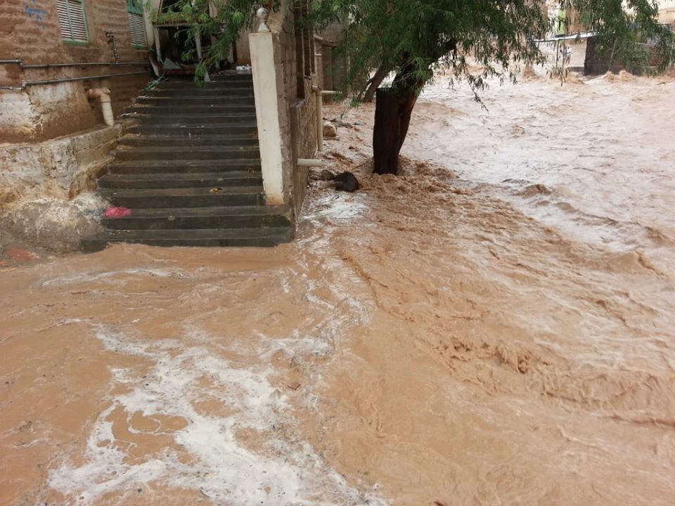 مياه السيول تغمر المنازل في وادي حجر بمحافظة حضرموت
