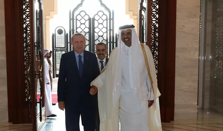 شاهد..الرئيس التركي يصل إلى العاصمة القطرية برفقة وزيري الدفاع والمالية 