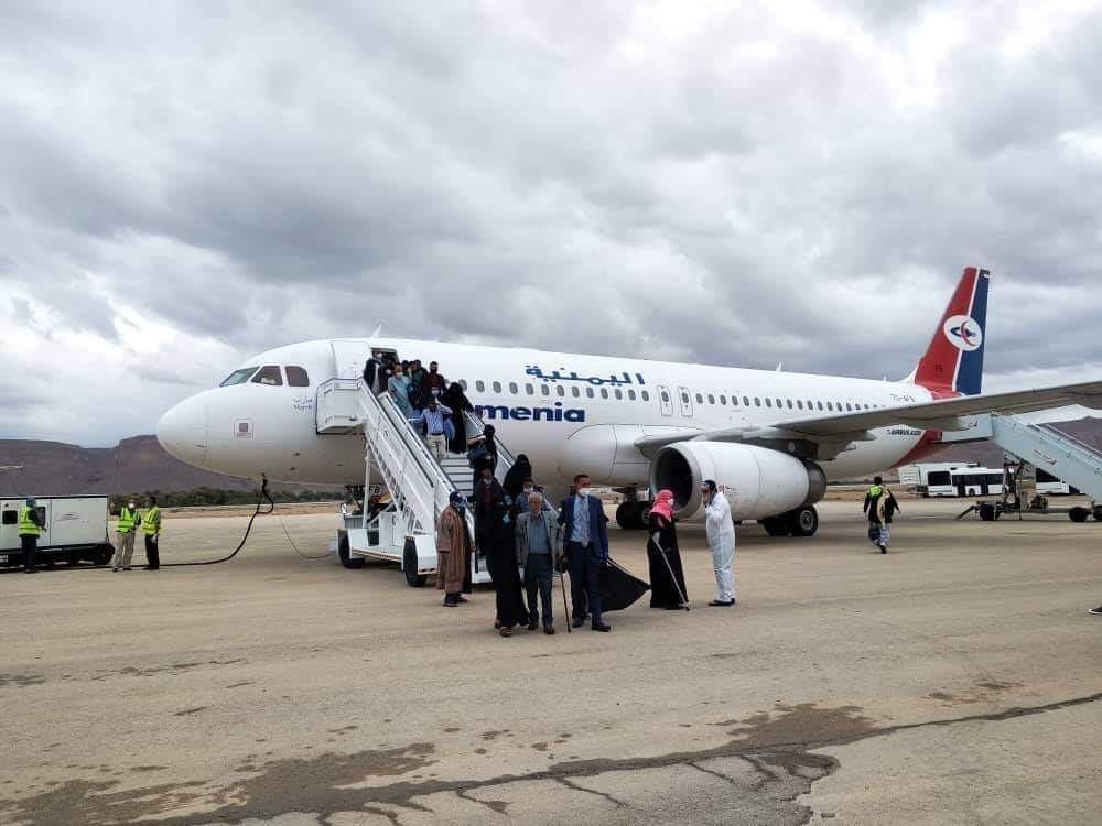 وصول ثاني رحلات إجلاء العالقين اليمنيين إلى مطار سيئون الدولي
