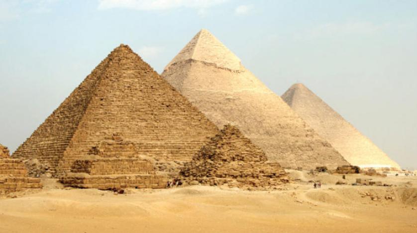 ملياردير أمريكي يفجر مفاجأة: كائنات فضائية بنت الأهرامات في مصر!