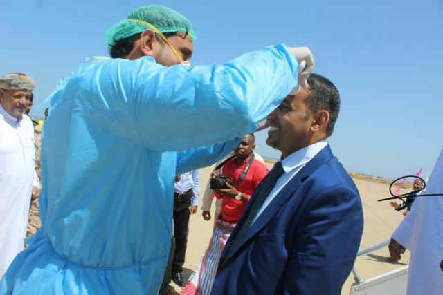 شاهد.. مسؤول يمني يخضع لفحص فيروس 